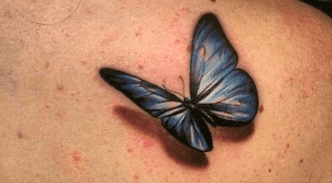 Tatouage 3D d'un papillon sur une épaule