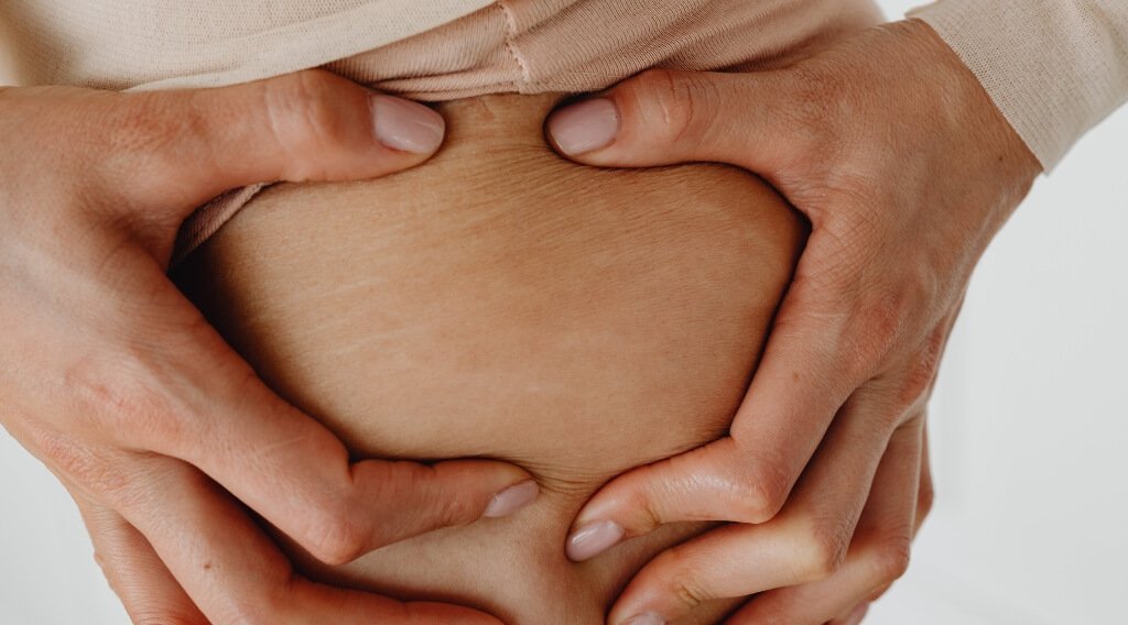 Camoufler ses cicatrices de vergetures grâce à la dermopigmentation